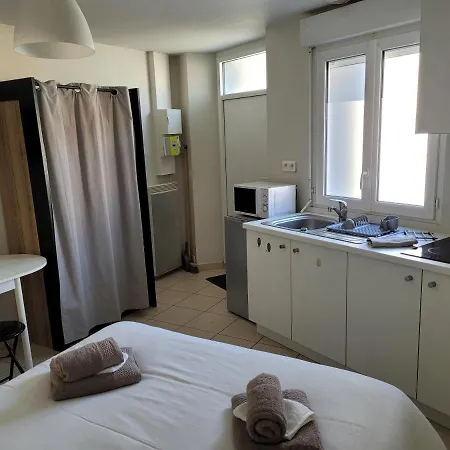 Apartment Simple Petit Studio A Cholet, 1 Lit Double