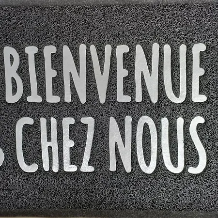 Apartment Simple Petit Studio A Cholet, 1 Lit Double *