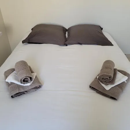 Simple Petit Studio A Cholet, 1 Lit Double شقة